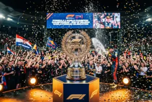 Trofeo del campeonato mundial de F1 en el podio de final de temporada