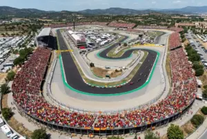 Vista aerea del Circuit de Barcelona-Catalunya con gradas llenas de aficionados