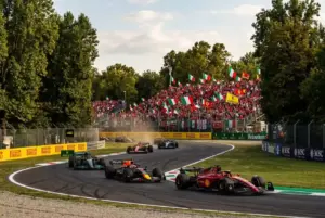 Monoplazas F1 a alta velocidad en la recta principal de Monza con los tifosi de fondo