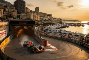 Monoplaza F1 atravesando el tunel de Mónaco con yates de fondo