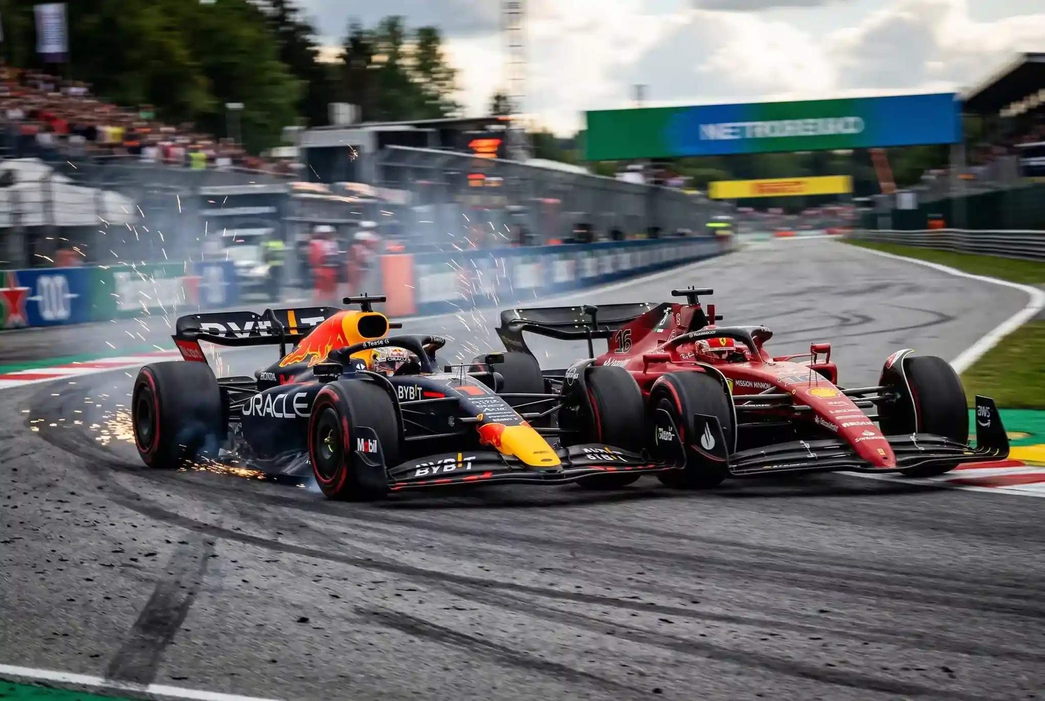 Dos monoplazas F1 luchando rueda a rueda en curva de circuito