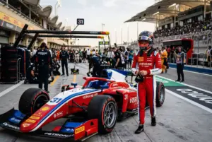 Piloto rookie de F1 en su primer Gran Premio con casco y mono nuevos