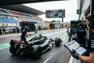 Monoplaza F1 saliendo de boxes durante sesión de entrenamientos libres