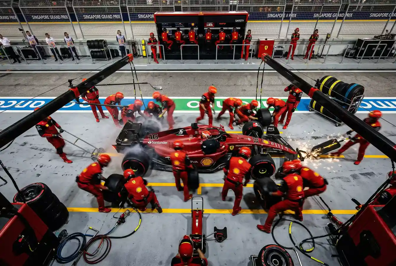 Estrategia de carrera de F1 con pit stops y gestión de neumáticos
