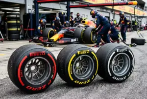 Set de neumaticos Pirelli de F1 con los tres compuestos disponibles